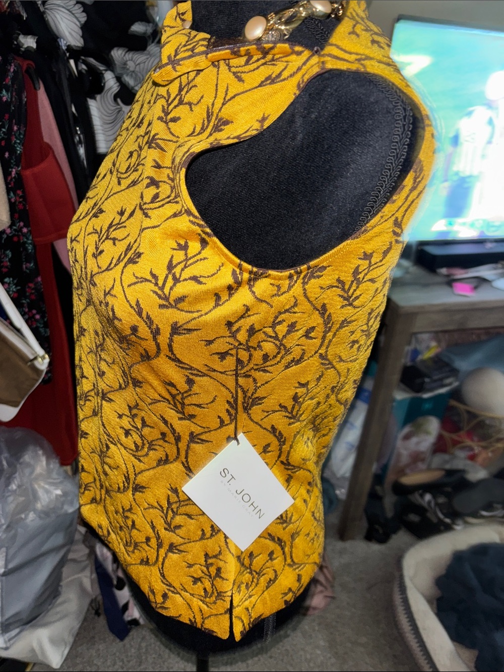 New St. John Sleeveless Yellow Brocade Mock Neck Top - Picture 4 of 7